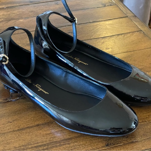 Salvatore Ferragamo black patent leather ballet flats. Size 7 - Picture 13 of 13